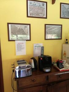 eine Küchentheke mit einem Toaster und einem Drucker darauf in der Unterkunft AGRITURISMO B&B BIO LA TANA DEL LELE in Serra San Quirico