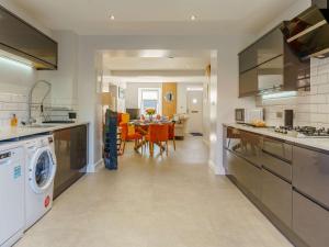 une cuisine avec lave-linge et sèche-linge ainsi qu'une salle à manger dans l'établissement 3 Bed in Porthcawl 85193, à Newton
