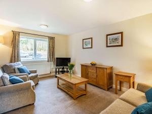 a living room with a couch and a tv at 3 Bed in Ullswater 85896 in Penruddock