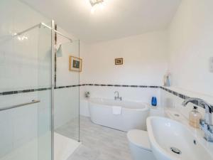 Ένα μπάνιο στο 4 Bed in Buttermere 85979 +14 φωτογραφίες