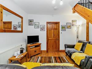 a living room with a couch and a tv at 2 Bed in Ashbourne 85571 in Ashbourne