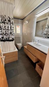 Ванна кімната в Chalet La Louise avec vue imprenable