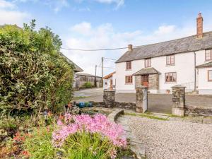 an old cottage with a garden in front of it at 4 Bed in Bude 85839 in Morwenstow
