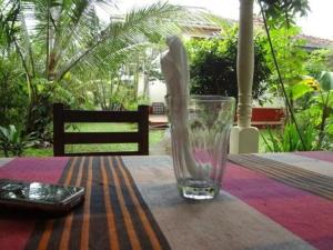 een glazen vaas bovenop een tafel bij Ananda Villa Kosgoda Since 1995 in Kosgoda