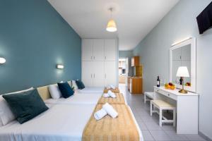 A bed or beds in a room at Bayside Hotel Katsaras