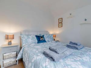 - une chambre avec un lit bleu et des serviettes dans l'établissement 2 Bed in Ashford In The Water 85823, à Ashford