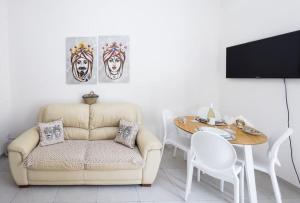 a living room with a couch and a table at La Corte di Greta in Favignana