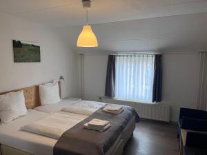 ein Schlafzimmer mit einem Bett mit zwei Handtüchern darauf in der Unterkunft Gasterij Berg en Dal in Slenaken