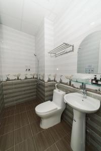 a bathroom with a toilet and a sink at ALEX HOTEL - Tường Phương in Da Lat