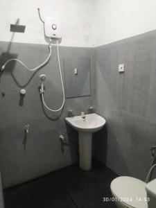 een kleine badkamer met een wastafel en een douche bij Digital Nomads in Weligama