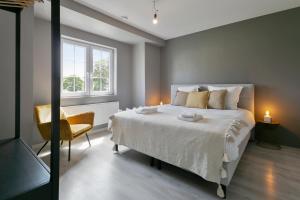 Una cama o camas en una habitación de Het Zwinhuis - Spacious and comfortable family home near 't Zwin