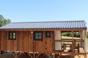 una gran casa de madera con techo de metal en Ushuaïa Villages La Buissonnière Lodges, en Chisseaux