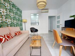 a living room with a couch and a table at Apartamento Azahar Alfonso XII in Seville