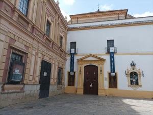 a building with a door in the middle of a street at Apartamento Azahar Alfonso XII in Seville