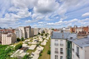 une vue aérienne sur une ville avec des bâtiments dans l'établissement Splendide studio au cœur du 15e arr, à Paris