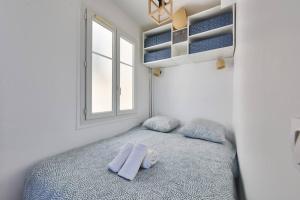 - une chambre avec un lit et une fenêtre dans l'établissement Splendide studio au cœur du 15e arr, à Paris