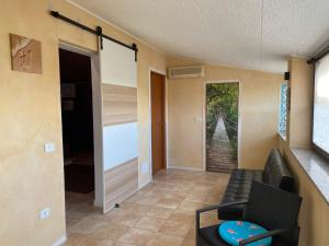 een woonkamer met een bank en een glazen schuifdeur bij Casa Scirocco IUN Q2421 in Pula