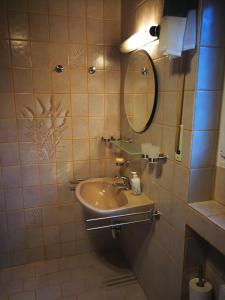 La salle de bains est pourvue d'un lavabo et d'un miroir. dans l'établissement 65 qm Ferienwohnung im Sauerland, à Finnentrop