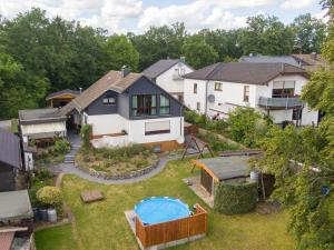 - une vue aérienne sur une maison avec une arrière-cour dans l'établissement 65 qm Ferienwohnung im Sauerland, à Finnentrop