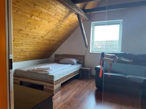 een kleine slaapkamer met een bed en een raam bij Zimmervermietung Graupner in Rossau