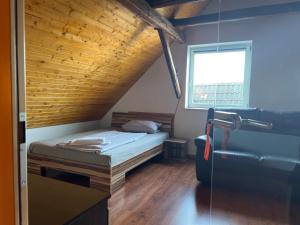 a small bedroom with a bed and a window at Zimmervermietung Graupner in Rossau
