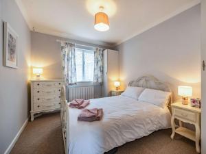 1 dormitorio con cama blanca y ventana en 2 Bed in Narberth 84026, en Narberth