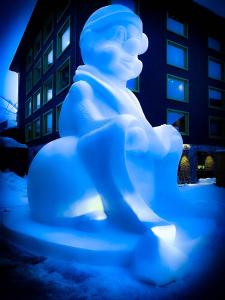 een sneeuwpop standbeeld zittend in de sneeuw 's nachts bij Haus Schnöller in Bach
