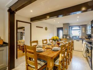 una cucina e una sala da pranzo con tavolo e sedie in legno di 4 Bed in Cowling 84040 a Cowling