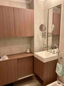 a bathroom with a sink and a mirror at Apartamento en Palermo Hollywood in Buenos Aires