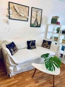 a living room with a white couch and a table at Apartamento en Palermo Hollywood in Buenos Aires