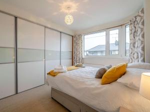 ein Schlafzimmer mit einem großen Bett und einem Fenster in der Unterkunft 2 Bed in Cockermouth 82631 in Cockermouth