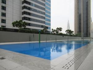 una piscina in una città con edifici alti di Frank Porter - Marquise Square Tower a Dubai