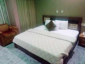 Joclarif Hotel and Suites客房内的一张或多张床位