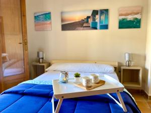 - un lit avec une table et deux tasses dans l'établissement Bahia Azul Denia VyB, à Dénia