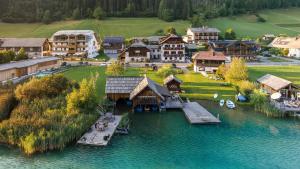 una vista aerea di un resort su un lago di Ferienhof Hoffmann a Weissensee