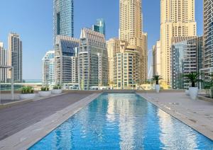 une piscine au milieu d'une ville avec de grands bâtiments dans l'établissement Ultra Luxury Dubai Marina - Stella Maris Tower, à Dubaï