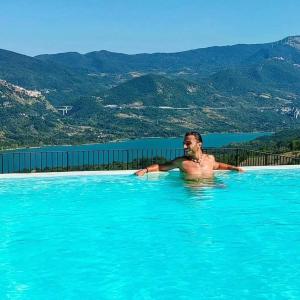 Agriturismo Olimpo في Villa Santa Maria: رجل يسبح في المسبح في الماء