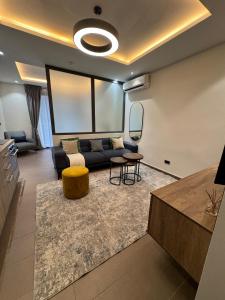 sala de estar con sofá y mesa en Studio Apartment en Accra