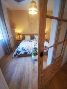 Uma cama ou camas num quarto em Guest House Relić