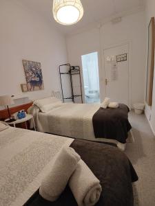 Posteľ alebo postele v izbe v ubytovaní Hostal Dragonflybcn