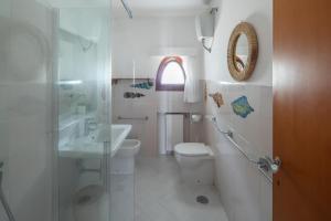 La salle de bains est pourvue de toilettes, d'un lavabo et d'une douche. dans l'établissement Villa Felice - Circeo, à SantʼAlfonso