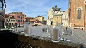 vista su una città con la statua di un cavallo di City Apartments Rialto a Venezia