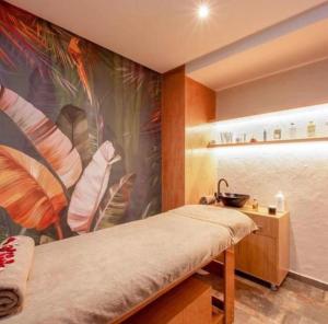 1 dormitorio con un gran mural de plumas en la pared en High standing apartment, en Marrakech