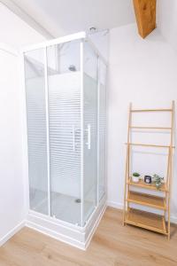 a glass shower in a room with a ladder at Le cosy pad in Amboise