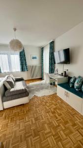 um quarto com uma cama e uma secretária. em Boutique Hotel Oase em Bad Ischl