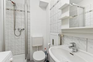 La salle de bains blanche est pourvue de toilettes et d'un lavabo. dans l'établissement Oldtown in Klever City Center, à Clèves