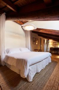 a bedroom with a large white bed in a room at L’Abbaino in Vicenza