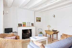 salon z kanapą i stołem w obiekcie Domaine La Restrie - L'Atelier de Raphaël w mieście Pocé-sur-Cisse