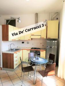 Kuchyňa alebo kuchynka v ubytovaní Via Matteotti & Via Carracci Apartments