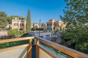 einen Blick vom Balkon eines Apartments in der Unterkunft Hotel Monte Verde in Rom